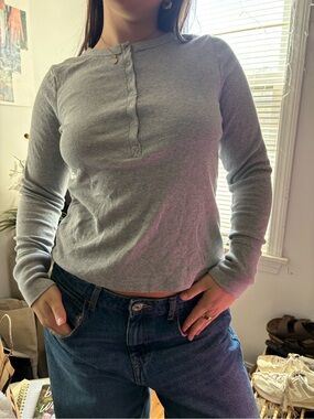 Women’s Ribbed Long-Sleeve Henley Top - Light Gray